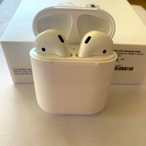 Apple AirPods With Charging Case
